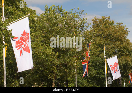 2012 spielen in London Oylmpic Flagge und Union Jack-Flagge hängen in der Mall London England 2008 Stockfoto