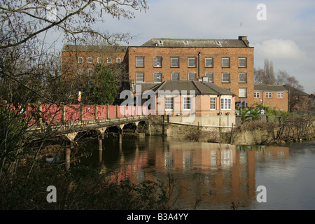 Stadt von Derby, England. Boar es Head Baumwollspinnereien in Haslam Lane, Darley Abbey mit den Derwent im Vordergrund. Stockfoto