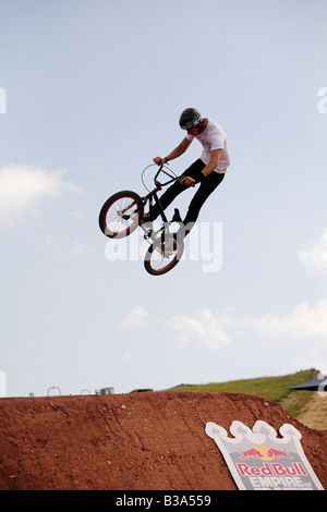 BMX-Fahrer beim Red Bull Imperium von Schmutz Wettbewerb 26. Juli 2008 Devon UK Stockfoto