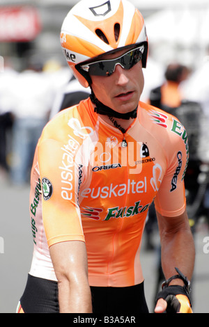 Ein Radfahrer aus dem baskischen Team Euskaltel Euskadi an der Ziellinie der Cholet Zeitfahren in Tour De France 2008 Stockfoto