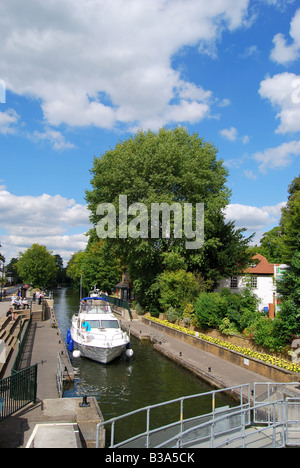 Boote in Schloss, Boulters Lock, Maidenhead, Maidenhead, Berkshire, England, Vereinigtes Königreich Stockfoto