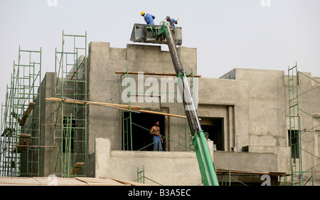 Bauarbeiter bauen eine Villa am Meer Jumeira Beach in der Nähe des Burj Al Arab, Dubai, Vereinigte Arabische Emirate Stockfoto