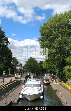 Boote in Schloss, Boulters Lock, Maidenhead, Maidenhead, Berkshire, England, Vereinigtes Königreich Stockfoto