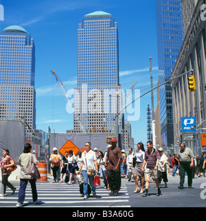 Fußgänger überqueren Sie die Straße an der Kirche und Vesey Straßen in der Nähe der neue Freedom Tower Baustelle New York, Juni 2008 KATHY DEWITT Stockfoto