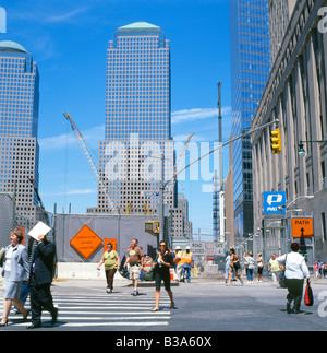 Fußgänger überqueren Sie die Straße an der Kirche und Vesey Straßen in der Nähe der neue Freedom Tower Baustelle New York, Juni 2008 KATHY DEWITT Stockfoto