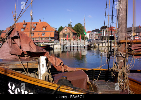 Neustadt Schleswig-Holstein Hafen mit traditionellen Gebäuden und Segelschiffe Stockfoto