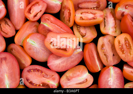 Eiertomaten halbieren auf einem schwarzen Hintergrund. Stockfoto