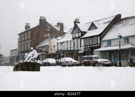 Schnee auf grün bei Westerham Kent Winston Churchill Statue England UK Stockfoto