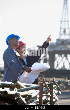 Multi-ethnischen männlichen Bauarbeiter zeigen Stockfoto