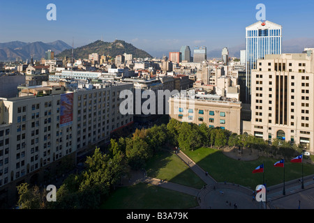 Chile, Santiago, Plaza De La Constitución & Stadt Skyline mit den Anden Stockfoto