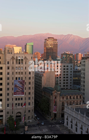 Chile, Santiago, Plaza De La Constitución & Stadt Skyline mit den Anden Stockfoto