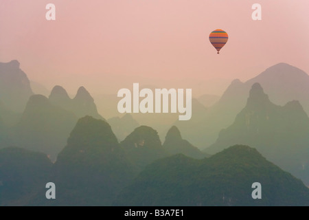 Karstlandschaft von Yangshuo aus Moon Hill, Guanxi Provinz, China Stockfoto