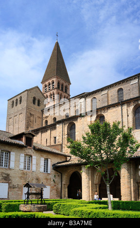 Romanische Kirche St., Philibert (Anfang 11. Jh.), Tournus, Burgund, Frankreich Stockfoto