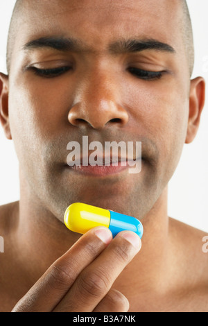 Afrikanische amerikanische Mann, der große vitamin Stockfoto