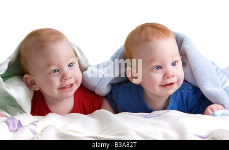 Schöne junge baby Zwillingen mit roten Haaren auf Front unter weichen Decke liegend Stockfoto