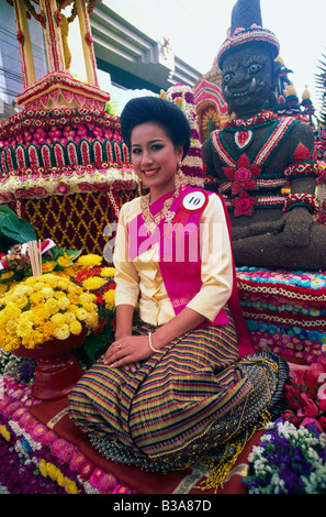 Thailand, Chiang Mai, Mädchen auf florale Float bei Chiang Mai Flower Festival Parade Stockfoto