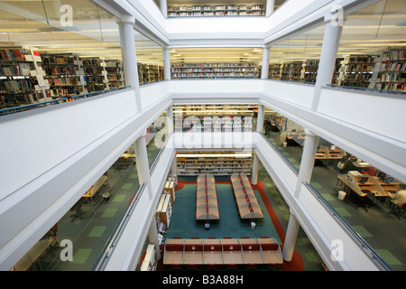 Stadt von Derby, England. Bibliothek und Learning Center auf dem Campus der University of Derby Kedlestone Street. Stockfoto