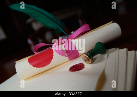 Schriftrolle von juristischen Dokumenten gebunden in rosa Schleife mit Wachssiegel und einem Federkiel Stockfoto