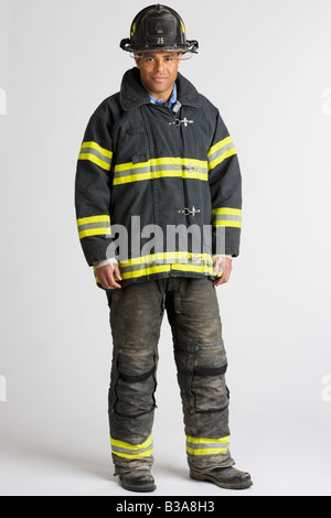 Porträt von Hispanic männlichen Feuerwehrmann Stockfoto