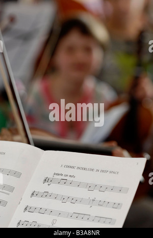 Noten auf Ständer mit Out-of-Focus-Musiker Stockfoto