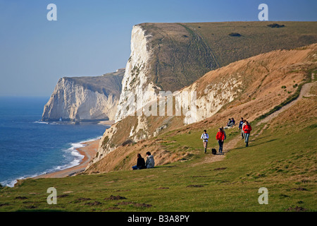 Wanderer auf dem South West Coastal Wanderweg in der Nähe von Durdle Door, Dorset, England, UK Stockfoto