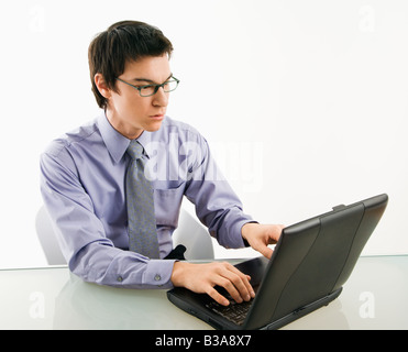 Asiatische Geschäftsmann am Schreibtisch arbeiten auf Laptop-computer Stockfoto