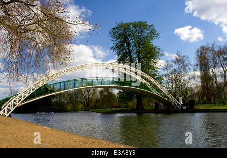 Brücke über den Fluss Ouse in Bedford an einem sonnigen Tag Stockfoto