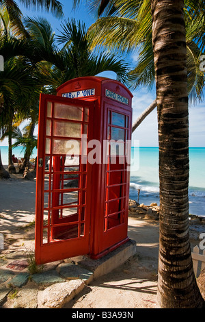Karibik, Antigua, Dickenson Bay, Englisch rot Telefon box Stockfoto