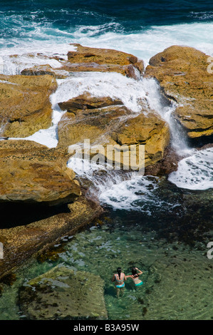 Australien, New South Wales, Sydney, Coogee Beach, Kinder in der Nähe von Giles Bäder Rockpool Stockfoto