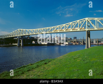 Tyneside Metro Straßenbahn auf Queen Elizabeth II Brücke über den Fluss Tyne, der Newcastle upon Tyne, Tyne und Wear, England, UK. Stockfoto