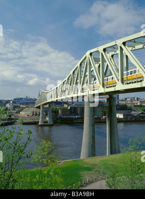 Tyneside Metro Straßenbahn auf Queen Elizabeth II Brücke über den Fluss Tyne, der Newcastle upon Tyne, Tyne und Wear, England, UK. Stockfoto