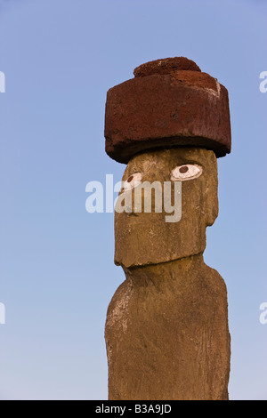 Chile, Rapa Nui, Osterinsel, Moai-Statue Ahu Ko Te Riku, die einzige Topknotted & beäugte Moai Stockfoto