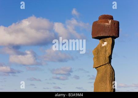 Chile, Rapa Nui, Osterinsel, Moai-Statue Ahu Ko Te Riku, die einzige Topknotted & beäugte Moai Stockfoto
