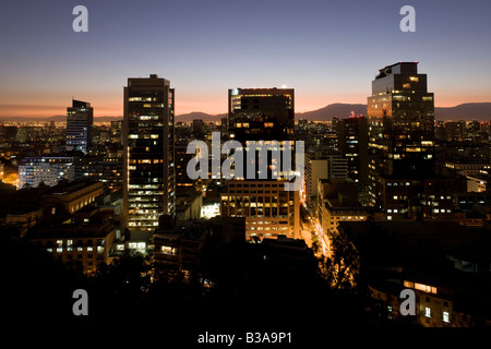 Chile, Santiago zentraler Geschäft Bezirk Skyline der Stadt und die Anden in der Abenddämmerung Stockfoto