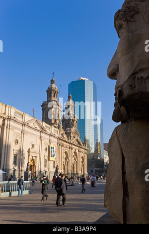 Chile, Santiago, Kathedrale Metropolitana und moderne Bürogebäude in Plaza de Armas, Denkmal für indigene Völker Stockfoto