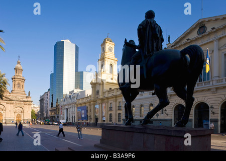 Chile, Santiago, Kathedrale Metropolitana & Museum Historico Nacional & Statue von Pedro de Valdivia in Plaza de Armas Stockfoto