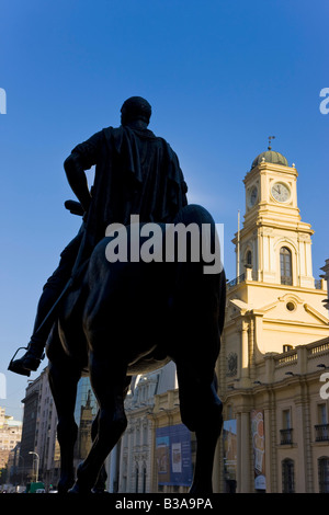 Chile, Santiago, Kathedrale Metropolitana & Museum Historico Nacional & Statue von Pedro de Valdivia in Plaza de Armas Stockfoto