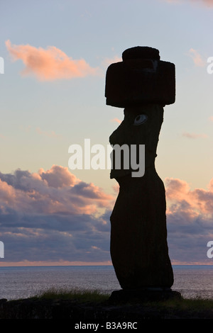 Chile, Rapa Nui, Osterinsel, Moai-Statue Ahu Ko Te Riku, die einzige Topknotted & beäugte Moai Stockfoto