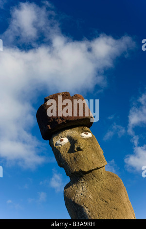 Chile, Rapa Nui, Osterinsel, Moai-Statue Ahu Ko Te Riku, die nur Topknotted und beäugte Moai Stockfoto