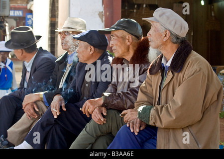 Naxi Männer, tanzen auf Sifang Jie (Sifang Square), UNESCO-Altstadt von Lijiang, Yunnan Province, China Stockfoto