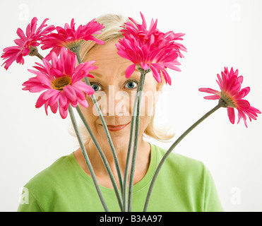 Porträt von lächelnden Erwachsenen blonde Frau rosa Blumenstrauß auf Betrachter durchsehen Stockfoto