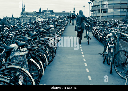 Holland, Amsterdam, Fahrradpark außerhalb der Hauptbahnhof Stockfoto