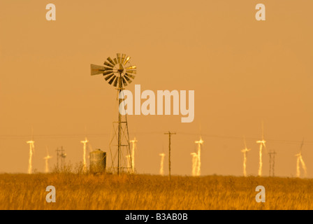 USA, Texas, in der Nähe von Amarillo, Route 66, alte Windpumpe und moderne Windkraftanlagen Stockfoto