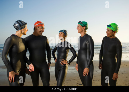 Multi-ethnischen Schwimmer tragen Anzüge und Schutzbrillen Stockfoto