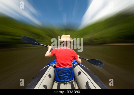 Eine junge Frau schnell paddeln am Fluss Sioule (Puy-de-Dôme - Frankreich). Femme Pagayant À Vive Reiz Sur la Sioule. Frankreich Stockfoto