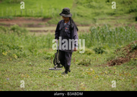 UXO Abstand verwenden Xieng Khouang province,Laos.MAG Personal neuen CEIA Detektor suchen und markieren Sie verdächtige metallische Gegenstände. Stockfoto