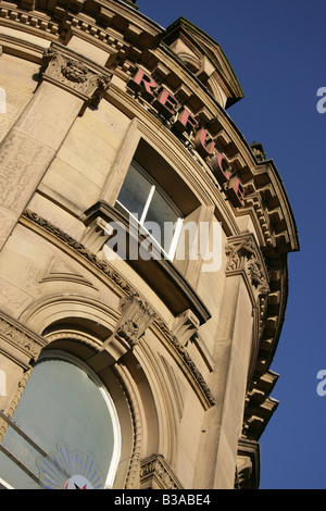 Stadt von Derby, England. Nahaufnahme von der Architektur über die Revolutionen-Bar an der Ecke der Wardwick und Strand. Stockfoto