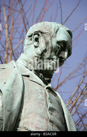 Stadt von Derby, England. Modelliert von Sir Joseph Boehm, Michael Thomas Bass-Statue im Derby Museumsplatz. Stockfoto