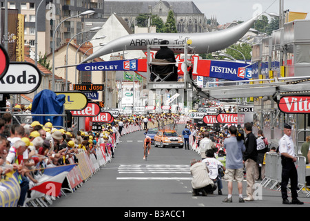 Ein Radfahrer rund um die Ziellinie bei der Zeit Testversion Cholet Etappe der Tour De France 2008 Stockfoto