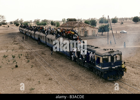 TOUBA, AFRIKAS WENIG MEKKA ", ZUG VON DACCA NACH TOUBA FOR MOURIDE ROTHERHOODS GRAND MAGÁL WALLFAHRT, 1996 Stockfoto